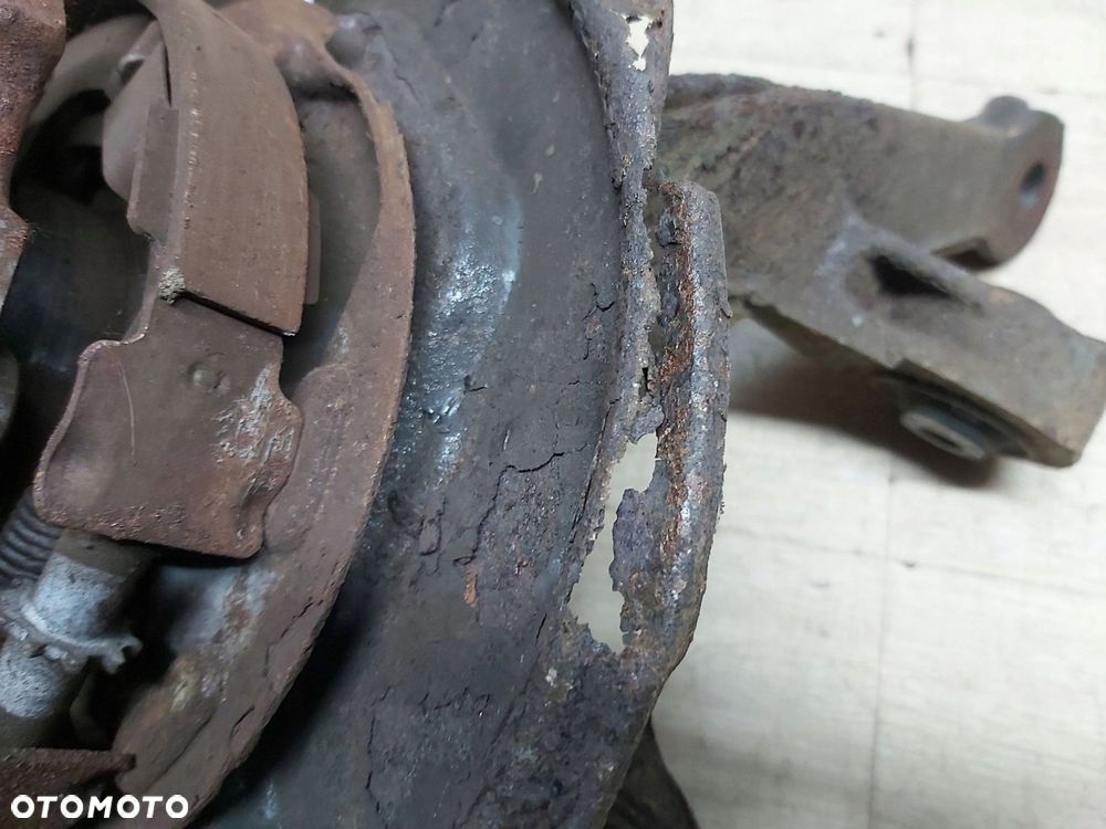 TOYOTA Avensis T25 03-08 r 2,2 d4d zwrotnica LEWY tył piasta 5x114,3 - 4