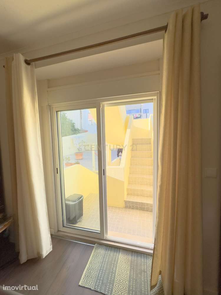 T2 Remodelado, com Logradouro privado com 45m2,  no Pragal em Almada! - Grande imagem: 5/24