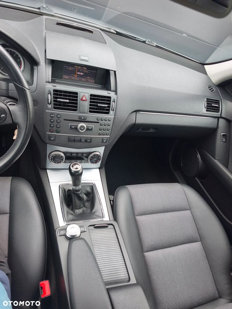 Mercedes-Benz Klasa C 180 CGI BlueEFFICIENCY Avantgarde - 24