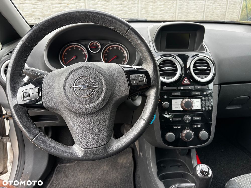 Opel Corsa 1.4 16V Cosmo - 10