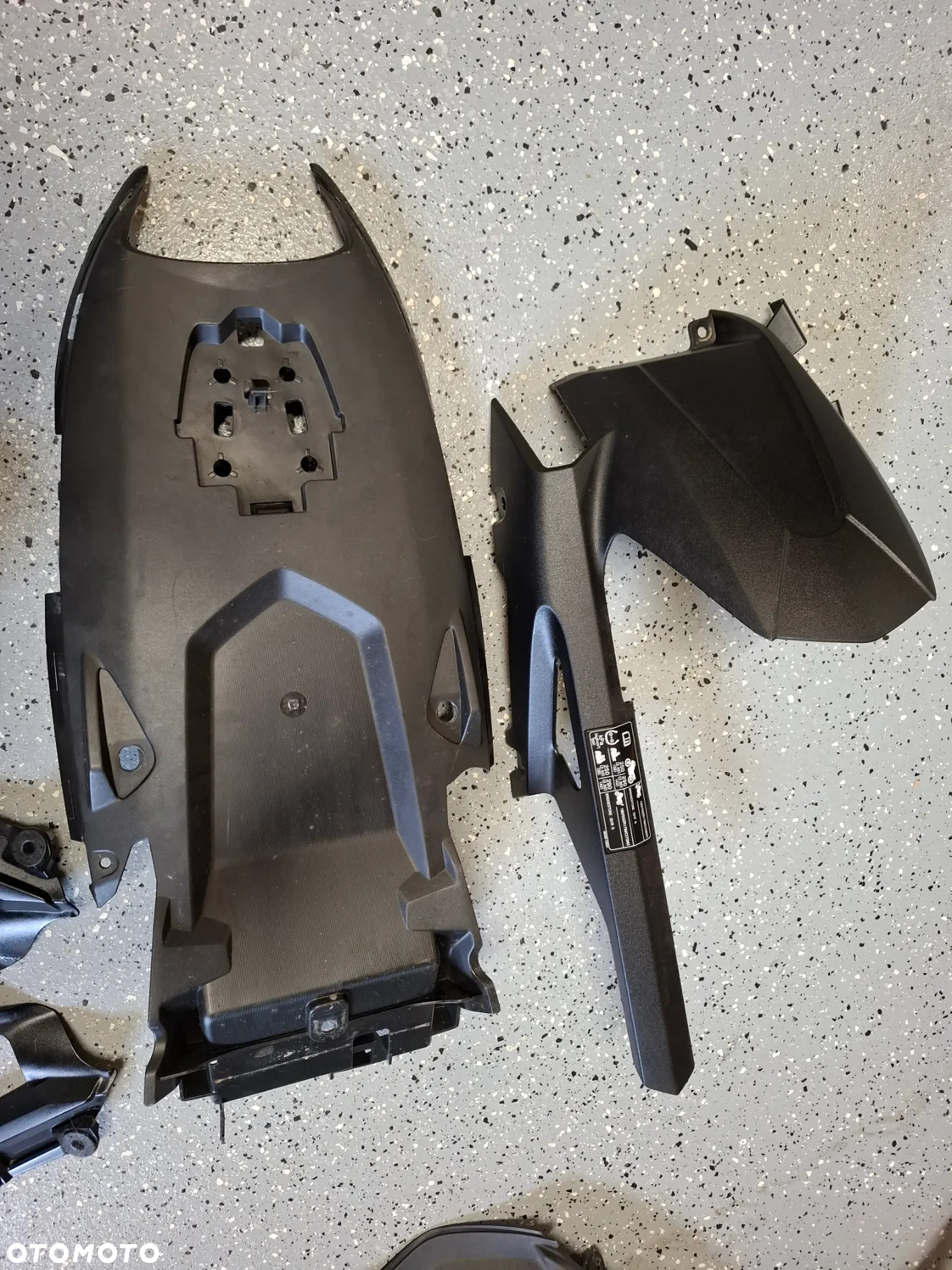 Suzuki GSXS 750 wypełnienie panel owiewka ogon - 3
