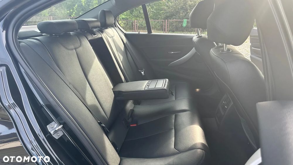BMW Seria 3 320d xDrive - 13