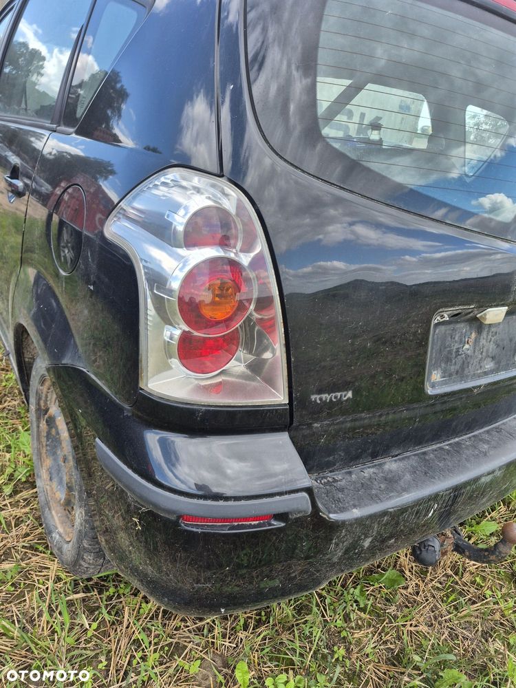 Lampa tył tylna toyota corolla verso II 04-09r