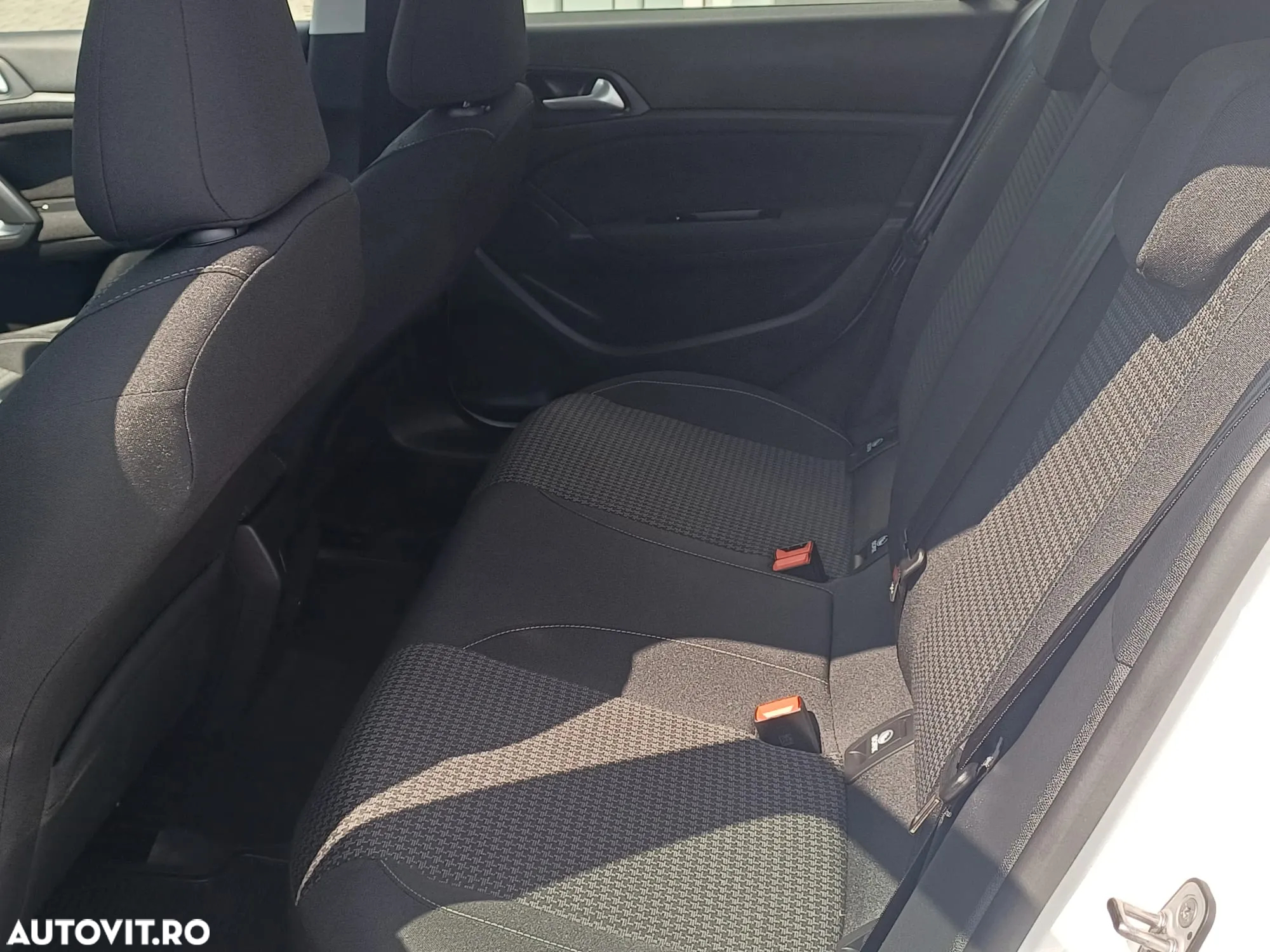 Peugeot 308 1.2 L PureTech Turbo S&S Active - 8