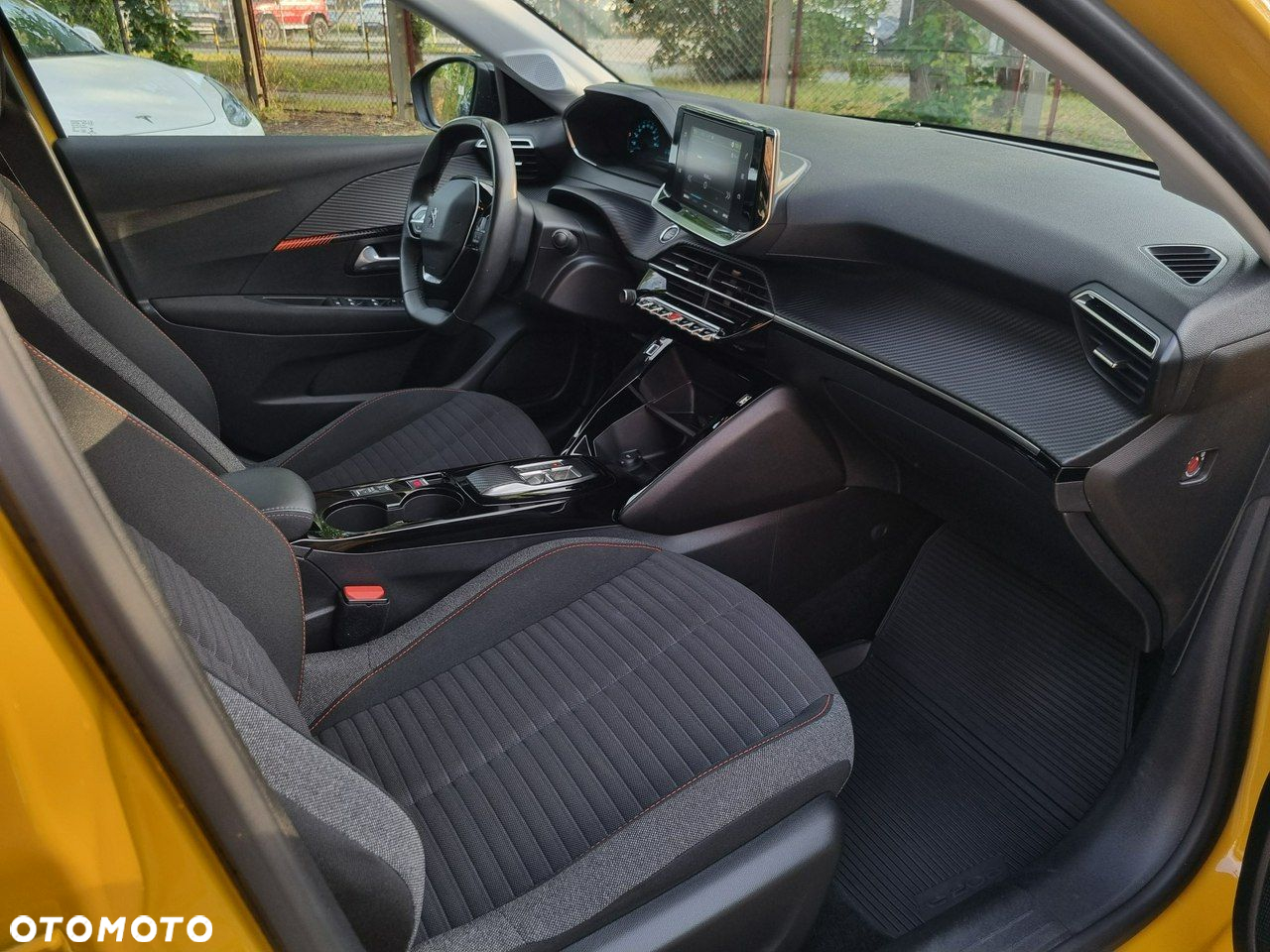 Peugeot 208 - 18