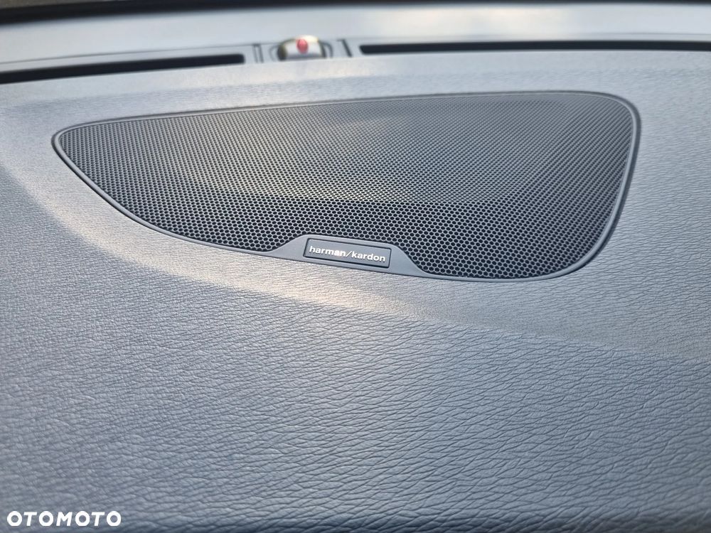 Volvo V60 D6 AWD Plug-in Hybrid R-Design Summum - 32