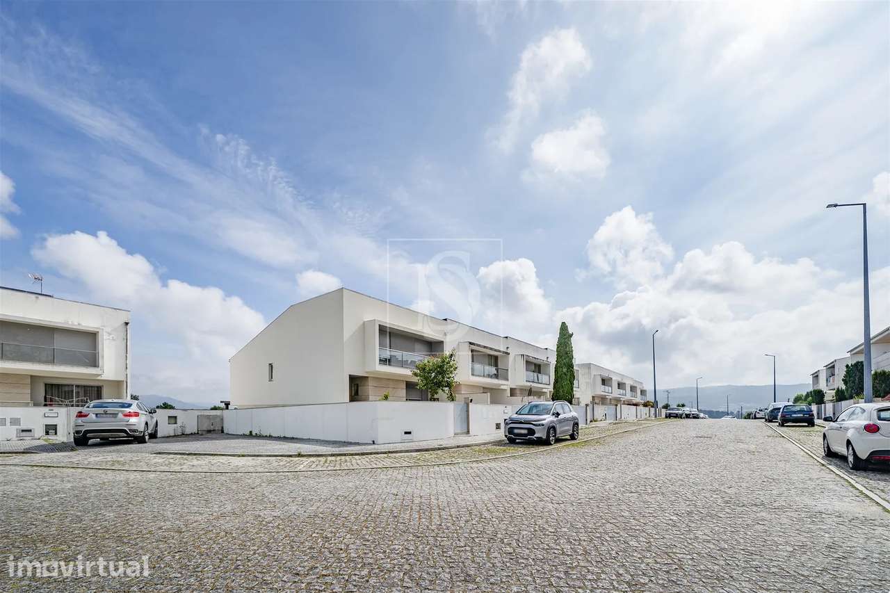 Moradia T4 com 2 Suites em Gamil – Barcelos - Grande imagem: 2/44