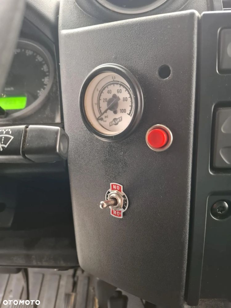 Land Rover Defender 2.4 TD4 E - 13