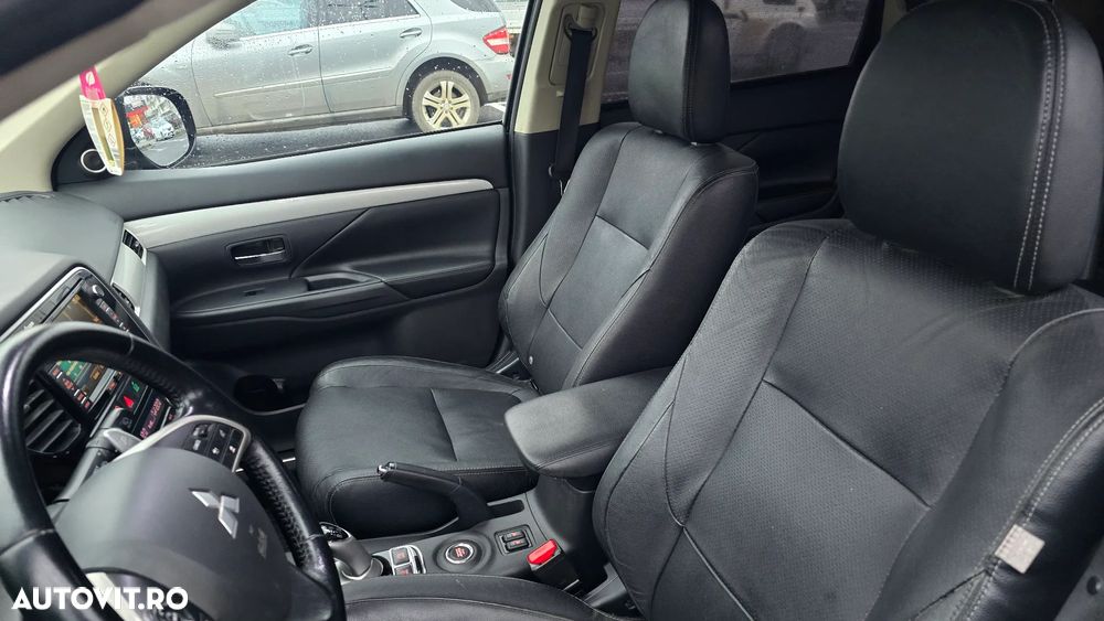 Mitsubishi Outlander 2.0 4WD Plug-In Hybrid Top - 24