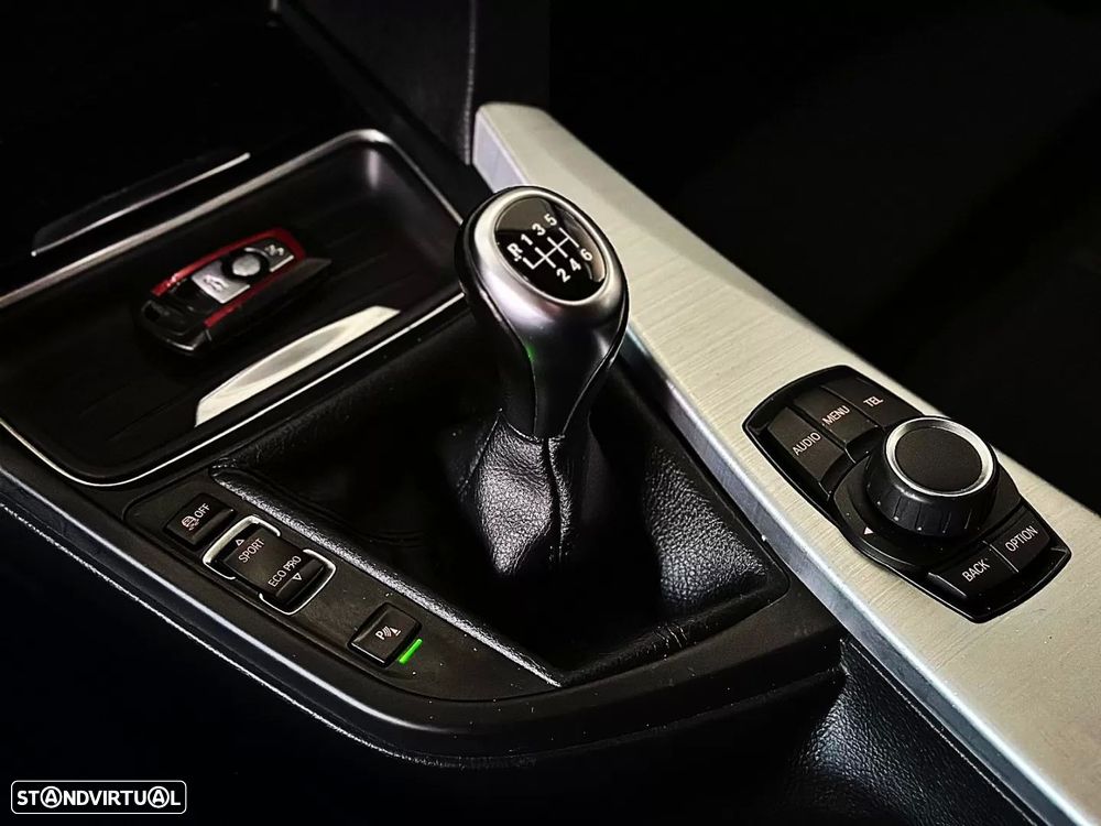 BMW 318 d Line Sport - 29