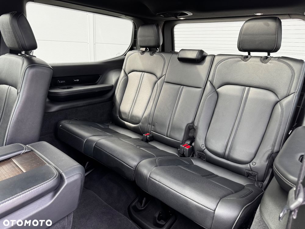 Jeep Grand Wagoneer - 21