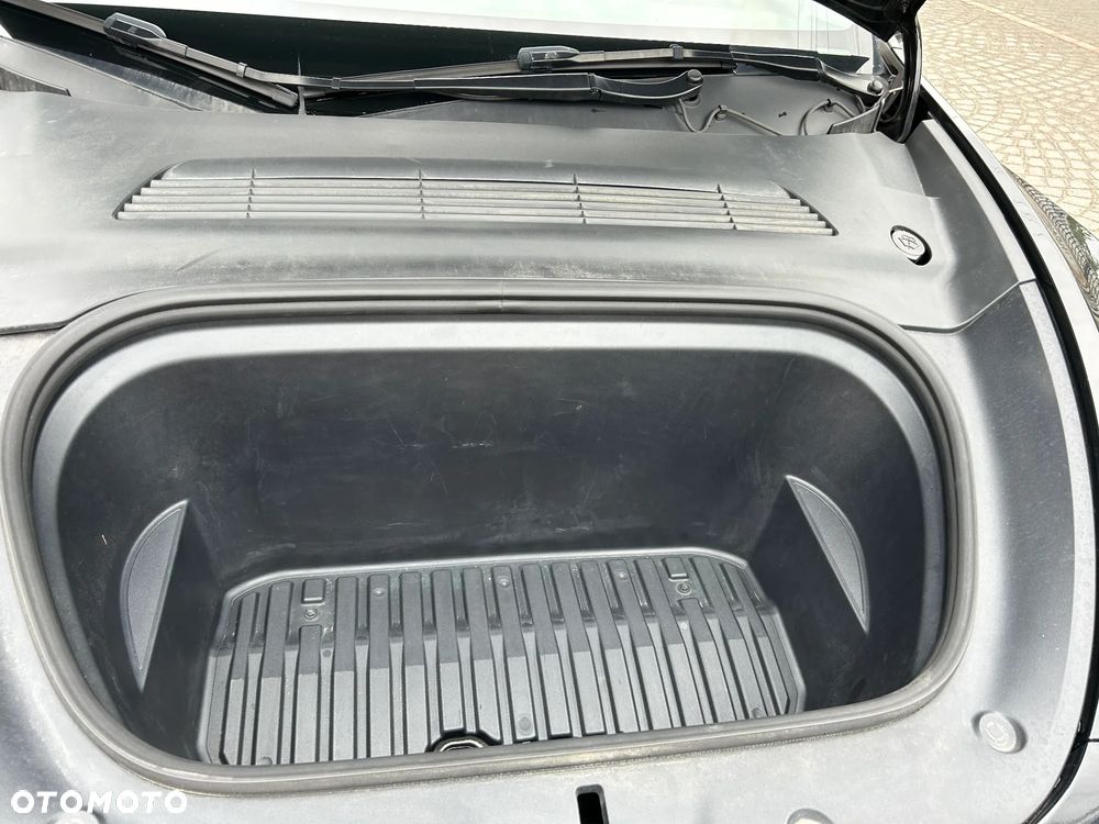 Tesla Model Y - 14