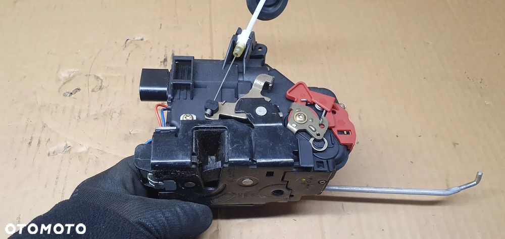 Zamek prawy przód przedni prawy Audi A4 B6 7PIN 4B1837016E - 4