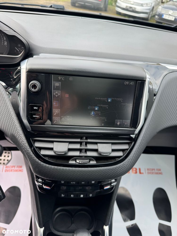 Peugeot 2008 1.2 Pure Tech GPF Signature S&S EAT6 - 16