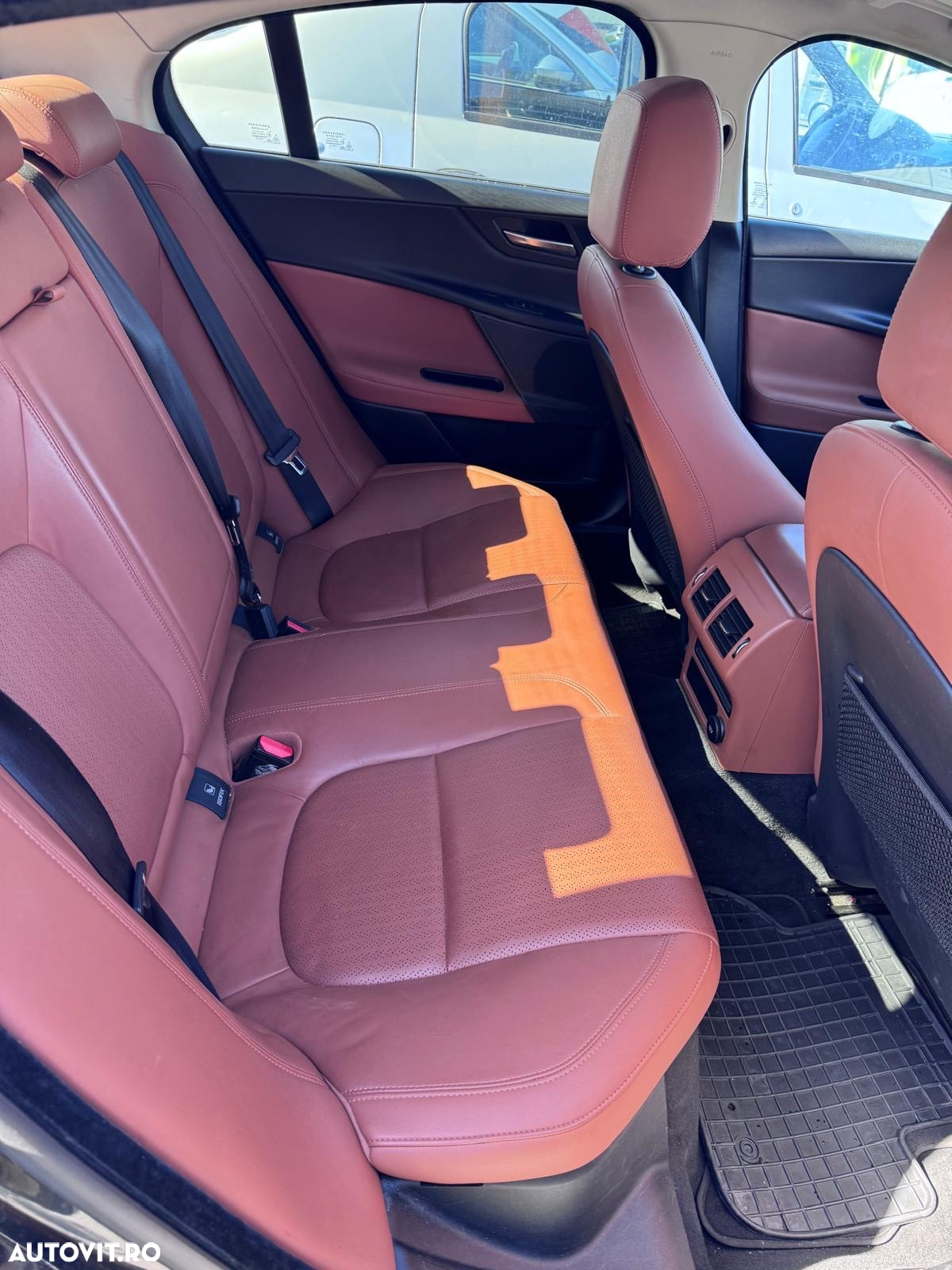 Jaguar XE 2.0 AWD Prestige - 9