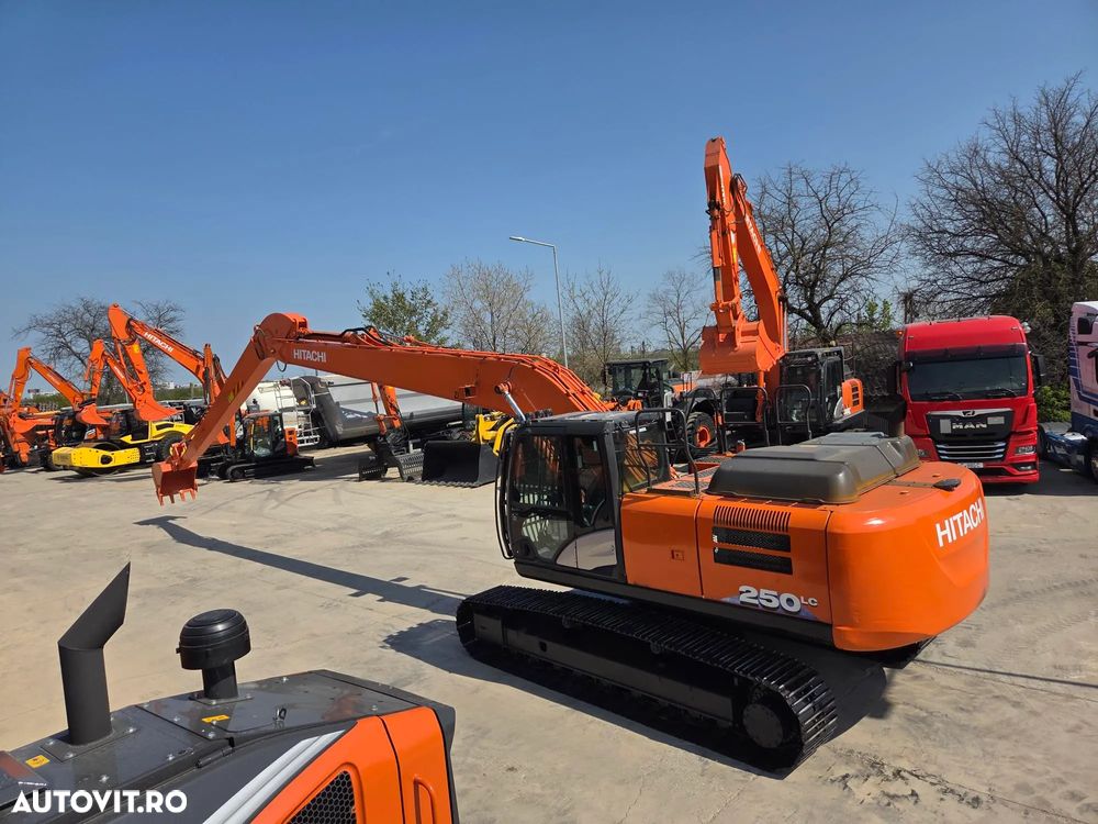 Hitachi SET BRATE LUNGI NOI 18m, cupa 0,9mc, 2019, 6.017h, gresare automata, latime 3,19m, 3 pompe hidr Hitachi, camera spate, camera laterala, consum mediu 13l/h, motor Isuzu 190CP, JAPONIA, doar 377h deplasare lant 80% ok, leasing 3 ani-PROMOTIE 131.900Eur - 5