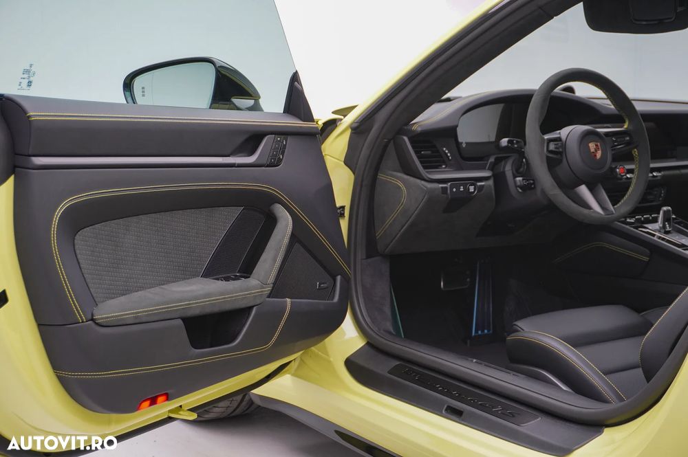 Porsche 911 Carrera 4 GTS PDK - 17