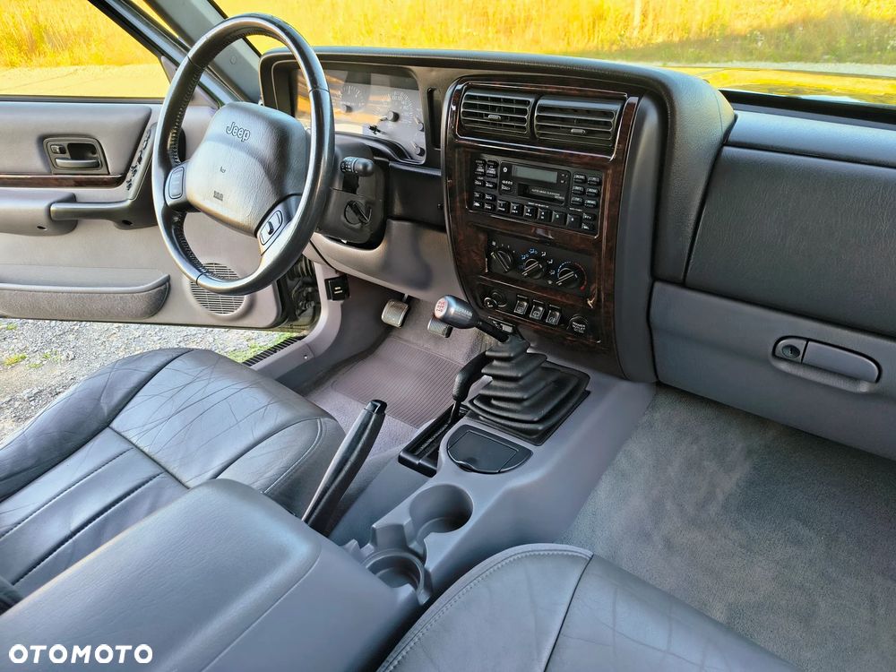 Jeep Cherokee - 16