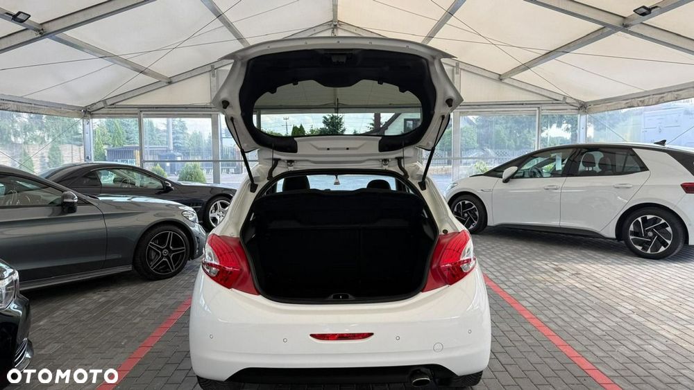 Peugeot 208 - 17