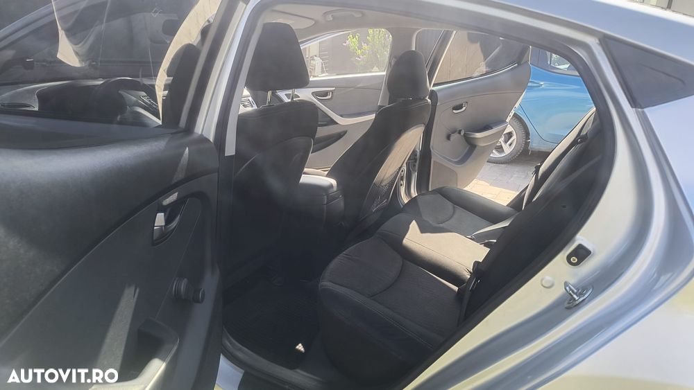 Hyundai Elantra - 8