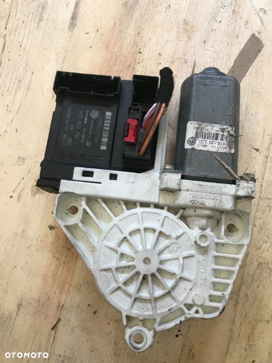 SILICZEK PODNOŚNIK SZYBY PRAWY PRZEDNI B6 1K0959792L - 1