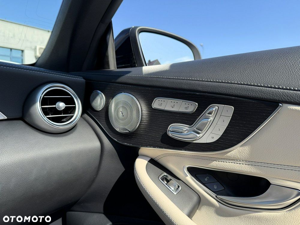 Mercedes-Benz Klasa C 300 4Matic 9G-TRONIC AMG Line - 25