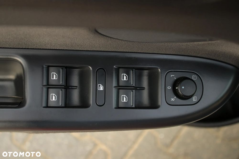 Volkswagen Golf Plus 2.0 TDI DPF United - 25