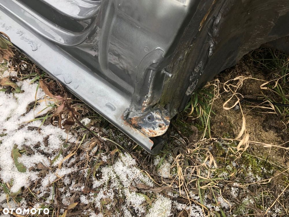 VOLKSWAGEN JETTA V PRÓG SŁUPEK PRAWY SEDAN - 1