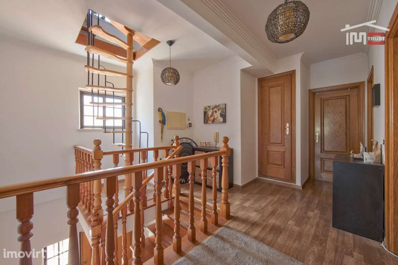 OPORTUNIDADE Zona Nobre de Cascais Triplex T2+2 com espaço exterior - Grande imagem: 2/35