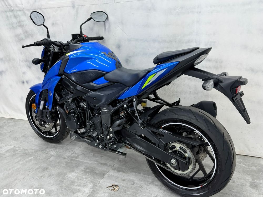 Suzuki GSX - 33