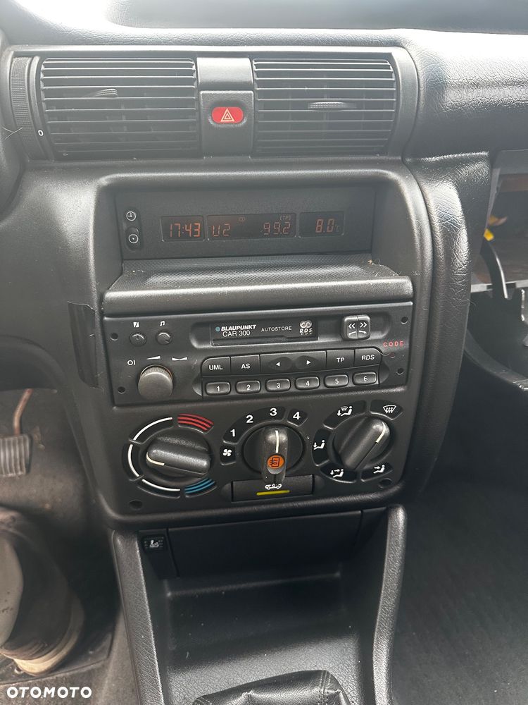 Opel Astra 1.6 Base - 11