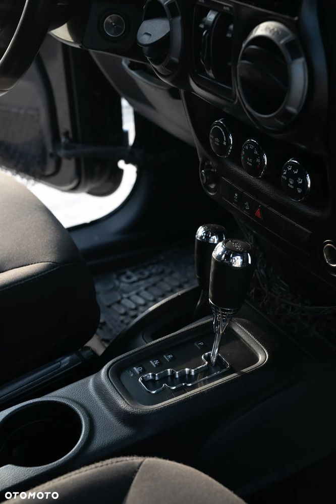 Jeep Wrangler 3.6 Unlim Sahara - 37