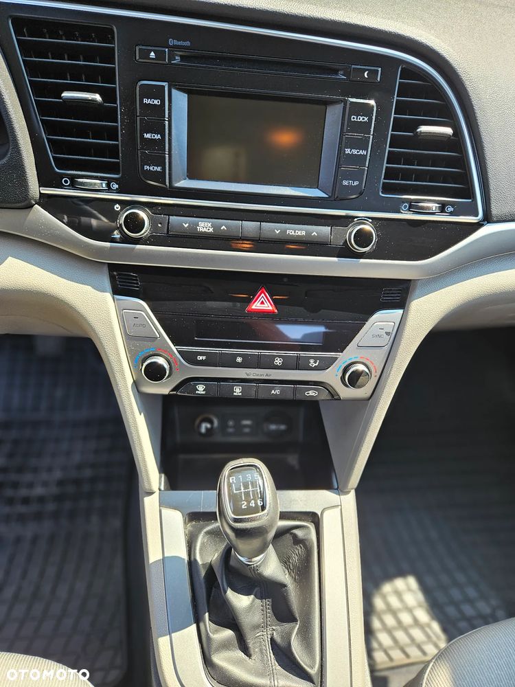 Hyundai Elantra - 12