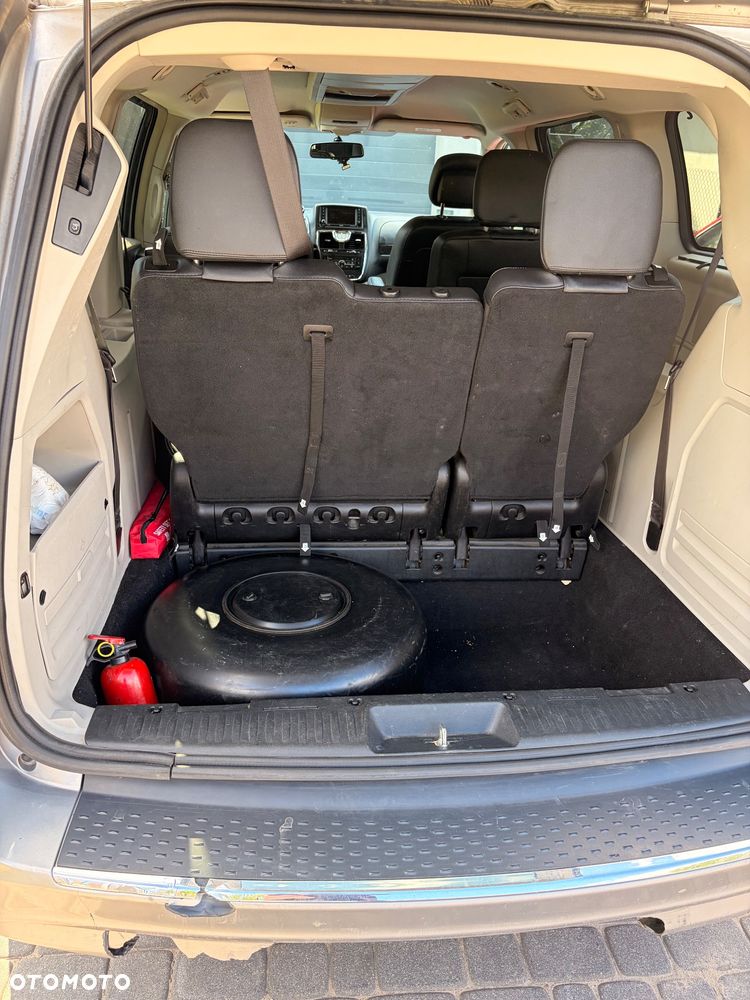 Chrysler Town & Country - 4