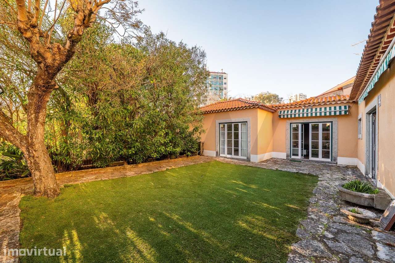Moradia familiar com jardim na Penha de França, Lisboa - Grande imagem: 2/26