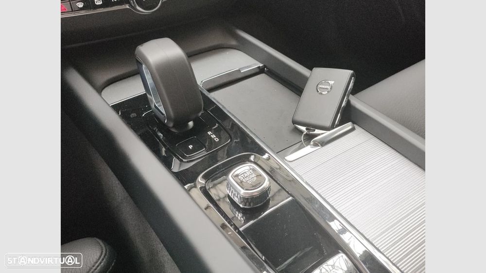 Volvo XC 60 2.0 T6 PHEV Plus Dark AWD - 23