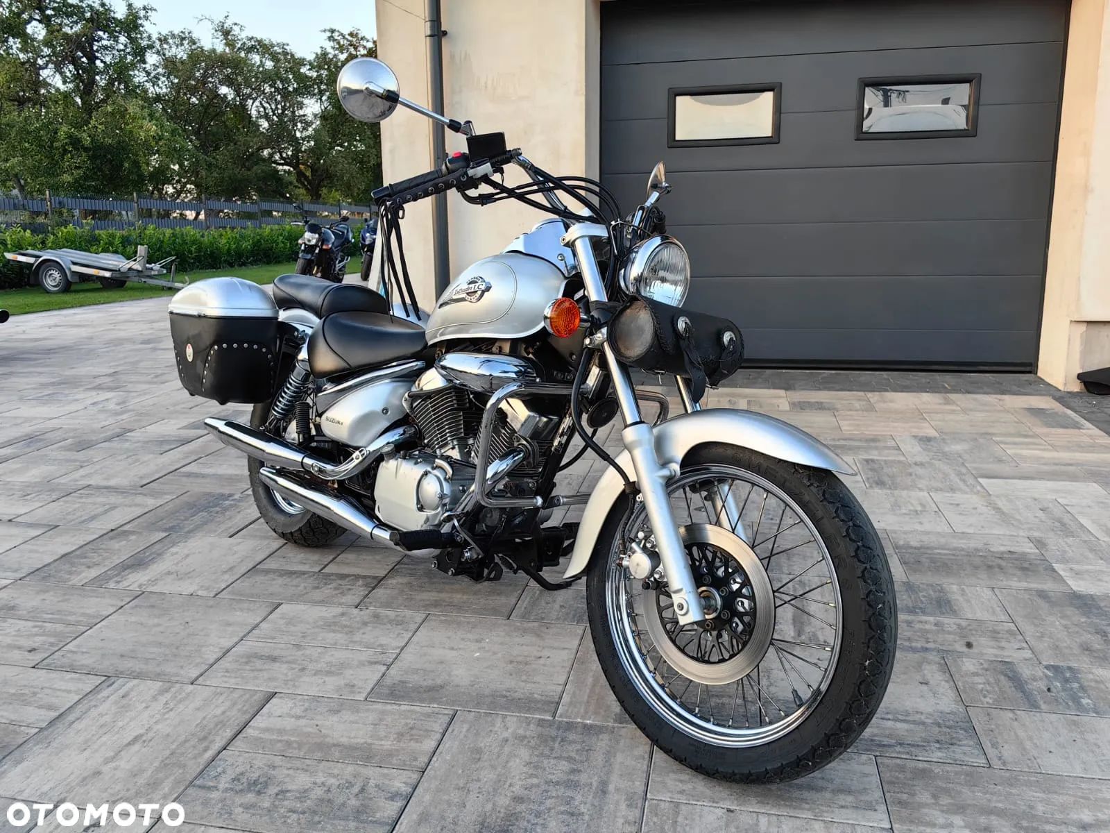 Suzuki Intruder - 1