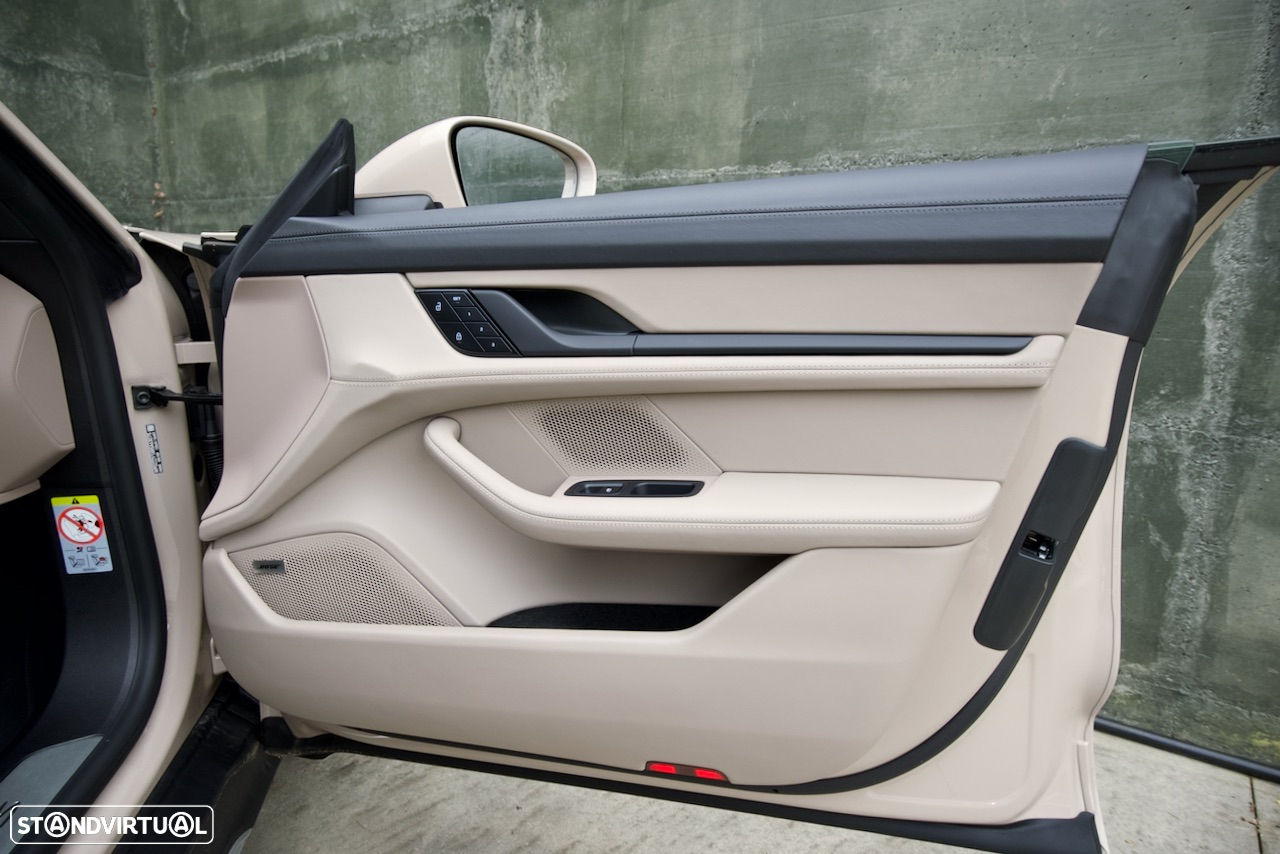 Porsche Taycan Cross Turismo 4S - 38