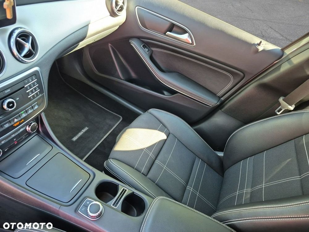 Mercedes-Benz GLA 180 7G-DCT - 10