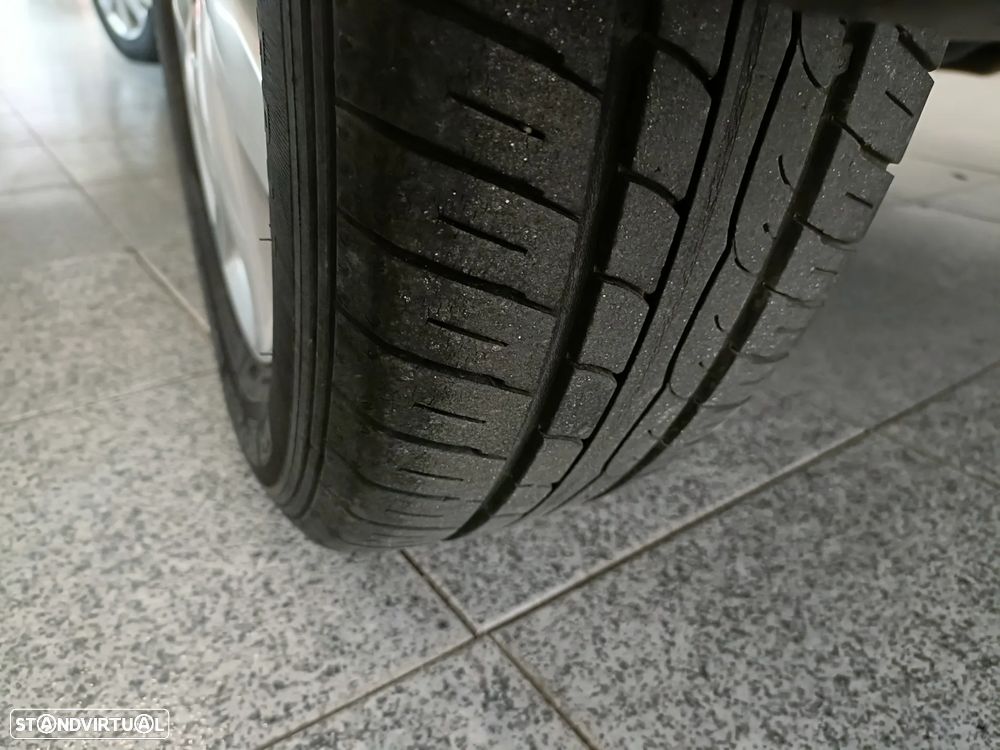 Toyota Yaris 1.4 D-4D High Pack+NAVI - 17