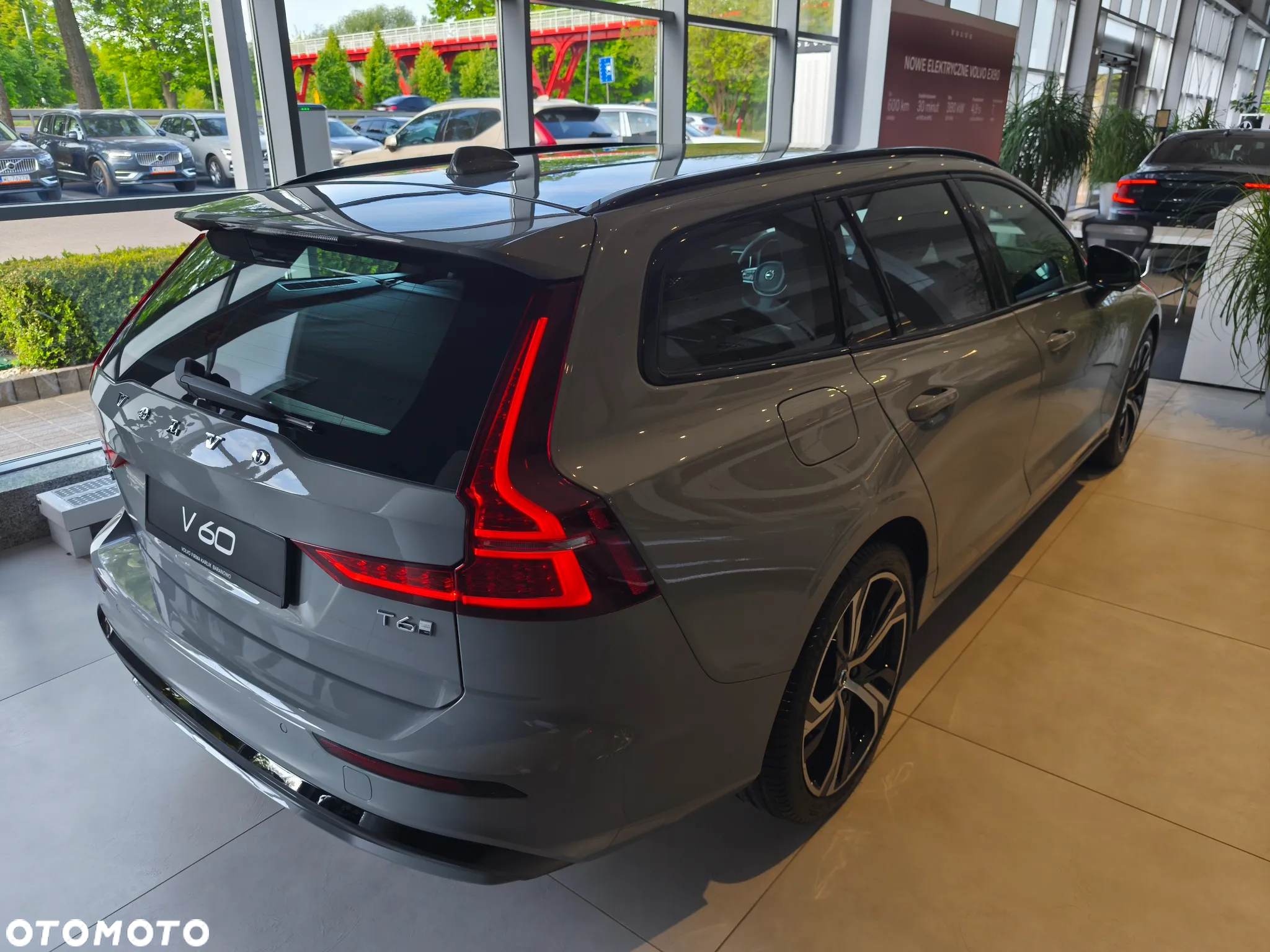 Volvo V60 T6 AWD Plug-In Hybrid Plus Dark - 4