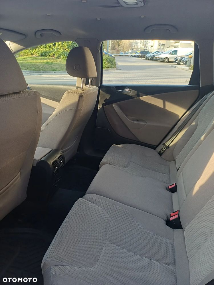 Volkswagen Passat - 12