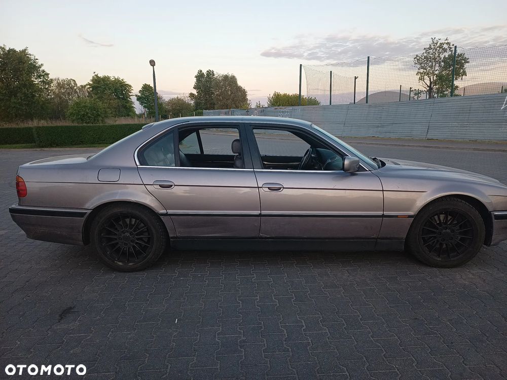 BMW Seria 7 740i V8 - 24