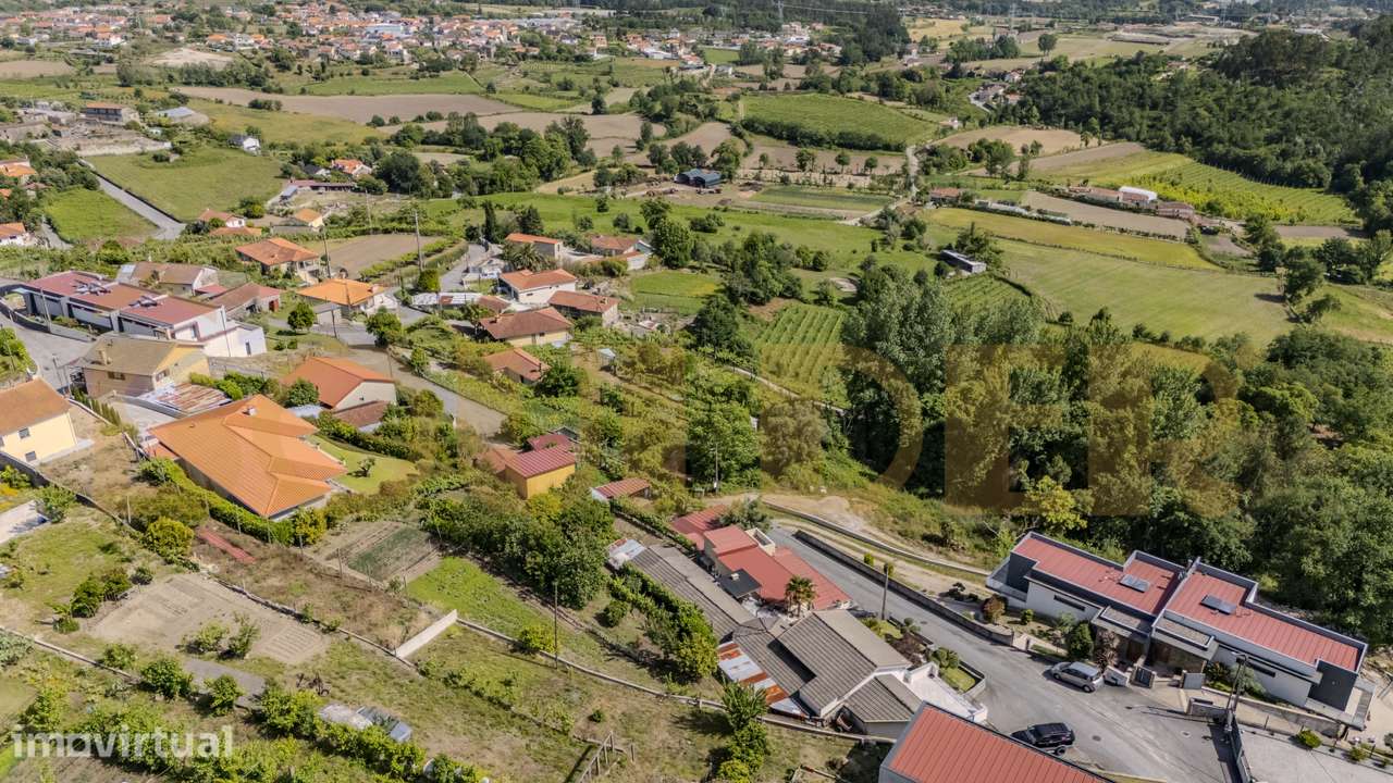 Moradia para restauro em Louredo - Grande imagem: 4/14