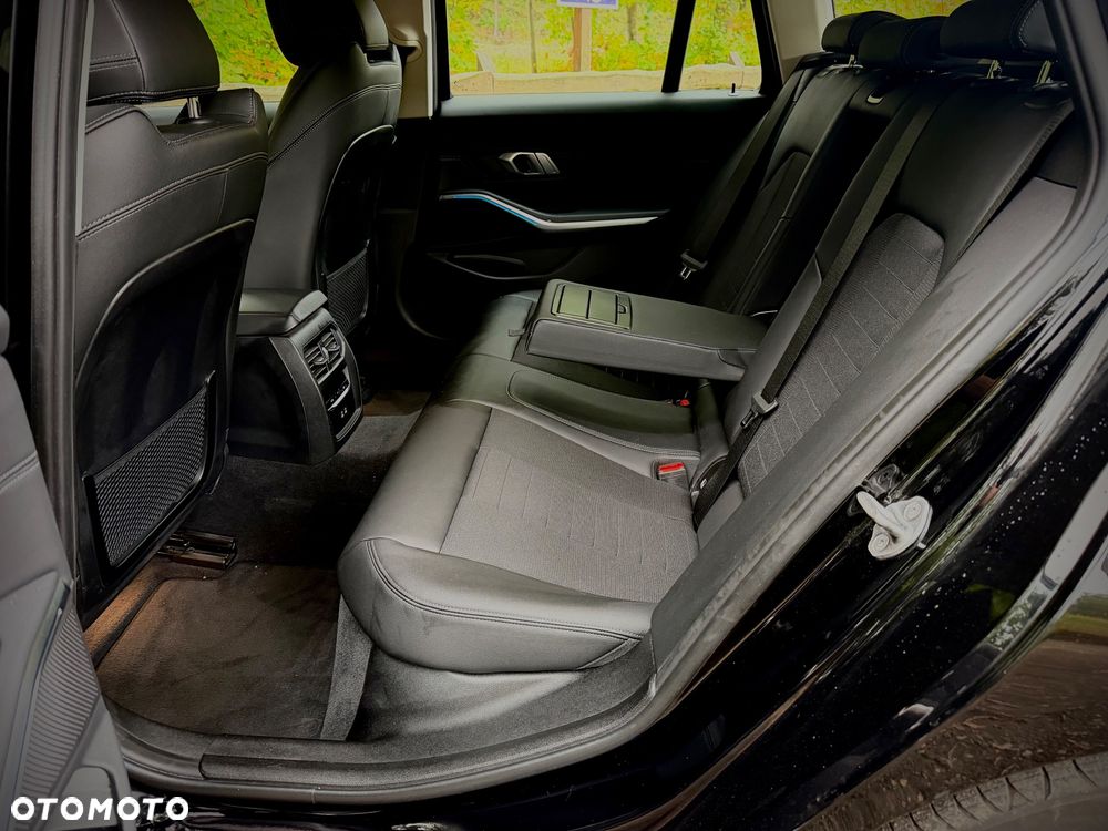 BMW Seria 3 318d MHEV - 29
