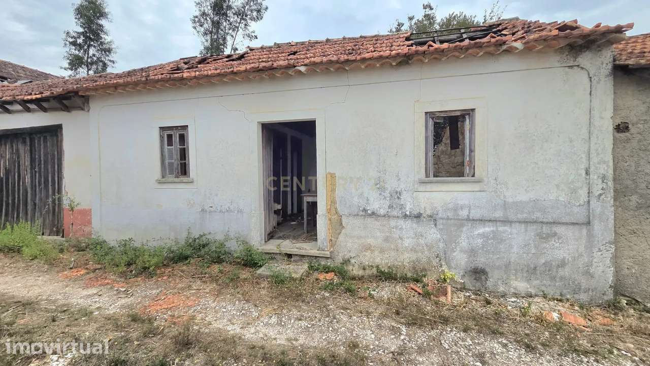 Casa de Campo  ||  Para recuperação  || Rio De Couros, Ourém - Grande imagem: 2/19