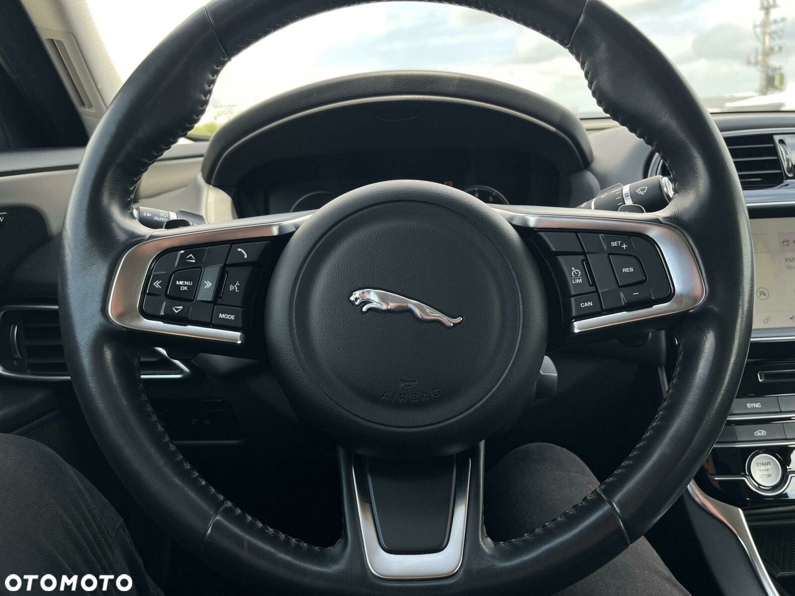 Jaguar XE 2.0 T Portfolio - 19