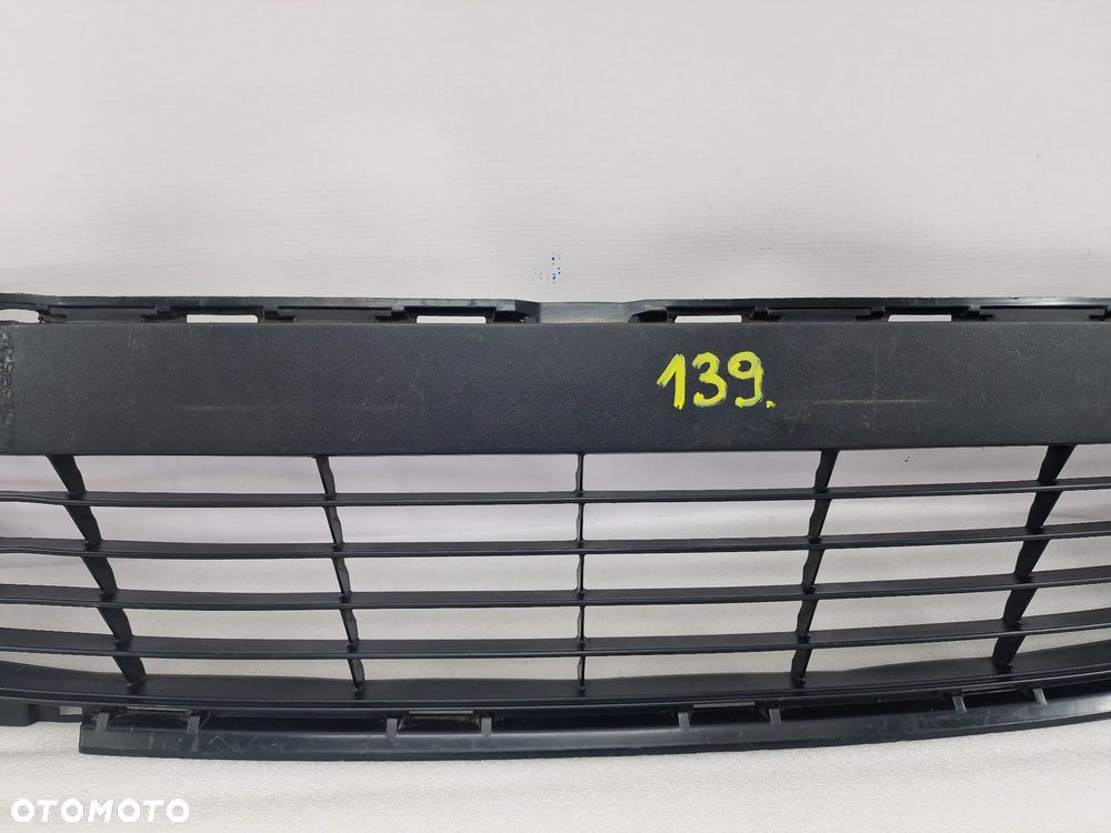 TOYOTA YARIS III 3 11- KRATKA ŚRODKOWA ZDERZAKA PRZEDNIEGO PRZÓD , NR 53112-0D210 , NR AUKCJI KR139 - 4