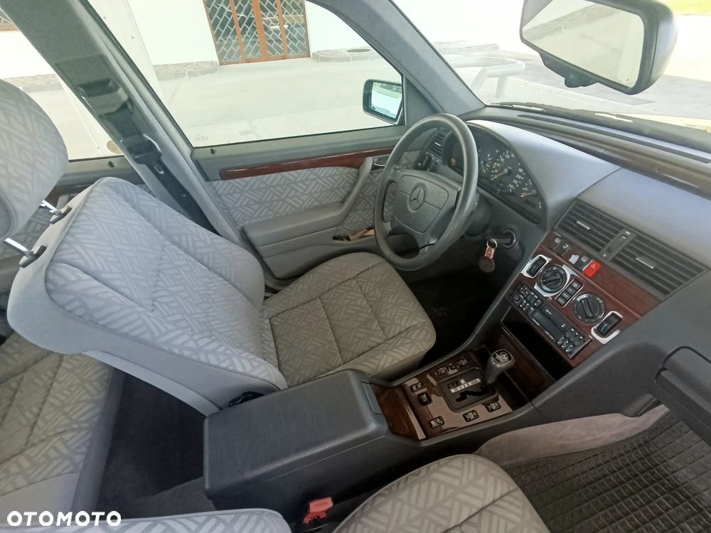 Mercedes-Benz 280 - 21