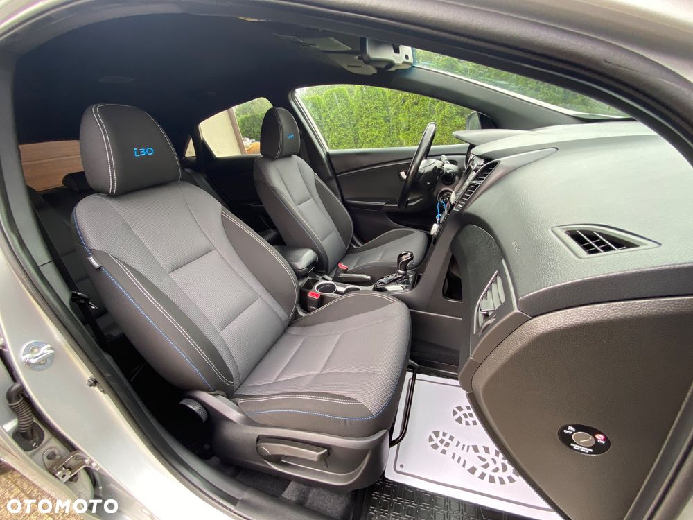 Hyundai i30 blue 1.6 CRDi DCT Passion - 32